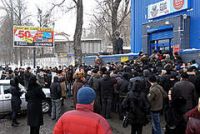 Чтобы купить компьютер с 50-процентной скидкой, люди занимали очередь с трех часов ночи