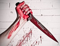рука нож кровь