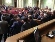 Раду блокируют около 30 оппозиционных депутатов