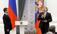 Николай басков, которому присвоили звание народного артиста россии, на церемонии в кремле выпил стакан воды и затянул песню