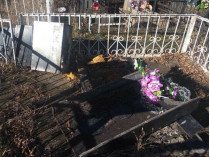 Погром на кладбище в Одесской области: массово разбиты надгробия