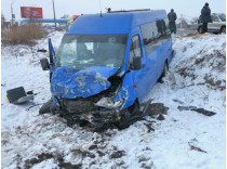 Под Киевом микроавтобус с детьми столкнулся с «Нивой»