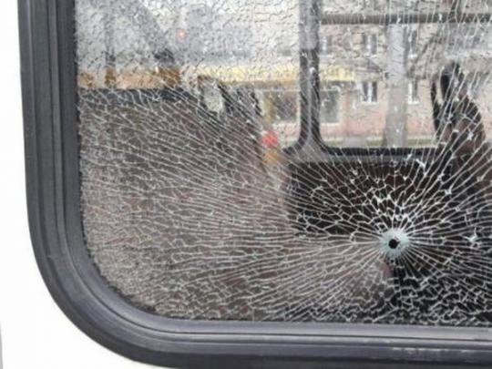 Две пули пробили стекло пассажирского микроавтобуса 