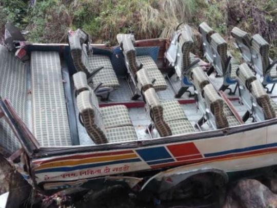 В индийских Гималаях автобус упал в пропасть: много погибших