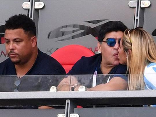 Марадону застукали на стадионе за жаркими поцелуями с молодой красавицей
