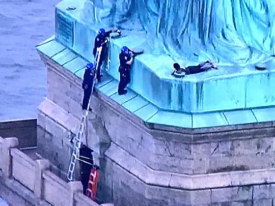 Активистка борьбы за права иммигрантов забралась на статую Свободы в Нью-Йорке