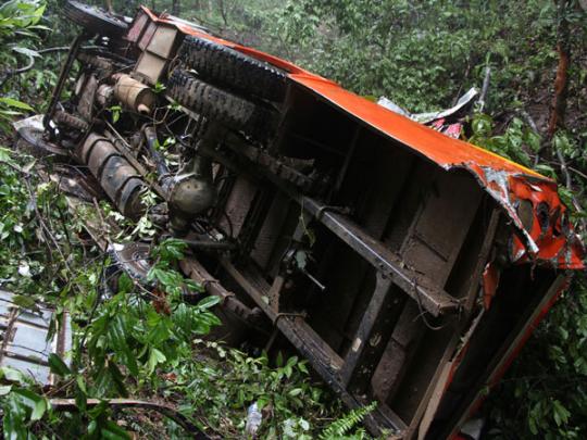 В Непале грузовик на горной дороге упал с высоты 50 метров: погибли 20 человек