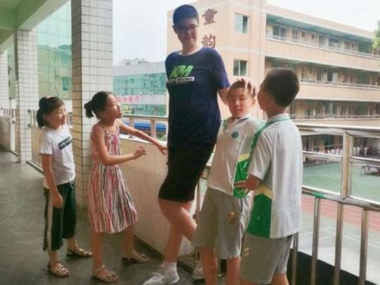 В Китае обнаружен необычный шестиклассник: его рост превышает 2 метра