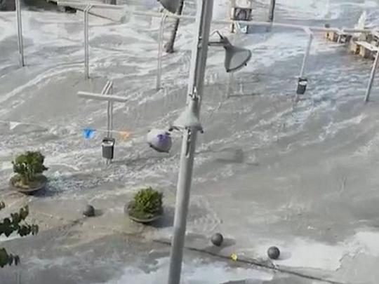 Волна высотой два метра: появилось видео мощного цунами в Испании