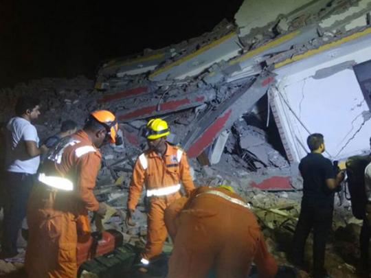 Многоэтажный дом упал на стройплощадку в Индии: под завалами оказались десятки человек