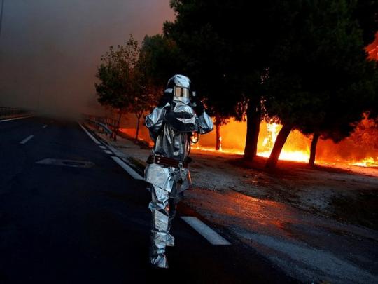 Греция в огне: туристы спасаются от лесных пожаров, уходя в море на лодках