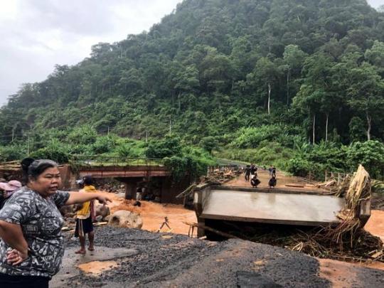 Из-за прорыва плотины погибли 40 человек: фото с места трагедии