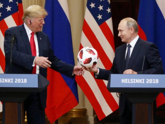 В Хельсинки Путин подарил Трампу футбольный мяч с микрочипом