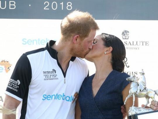 Меган Маркл в нарушение протокола поцеловала принца Гарри на публике