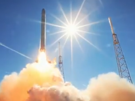 SpaceX Илона Маска запустила новый спутник на орбиту: полное видео