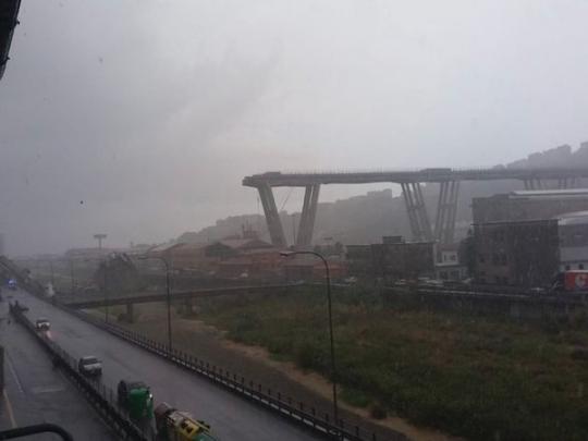 В Италии обрушился знаменитый подвесной мост вместе с автомобилями
