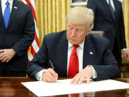 Трамп подписывает документ