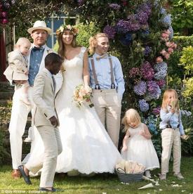 Молодята Гай Річі і Джекі Ейнслі поділилися фотографіями свого весілля в Instagram
