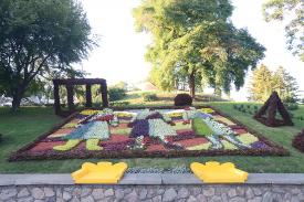 На Певческом поле в Киеве открылась выставка цветов к 25-летию независимости Украины
