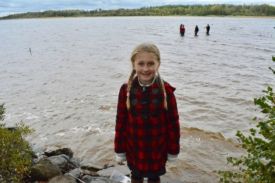 Малышка нашла на берегу шведского озера редкий артефакт 