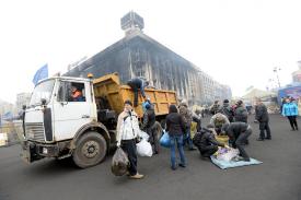 Субботник на Майдане: цветы, свечи и метлы