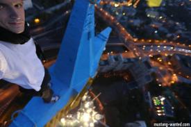 На сталинской высотке в Москве вывешен флаг Украины 
