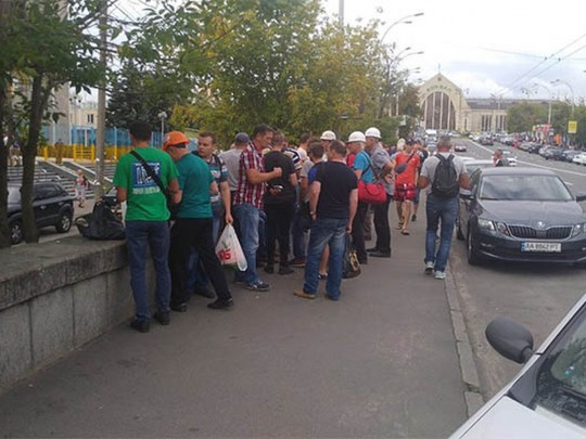 Митинг под Укрэнерго заводы Коломойского требуют снижения тарифов на электроэнергию

10:41