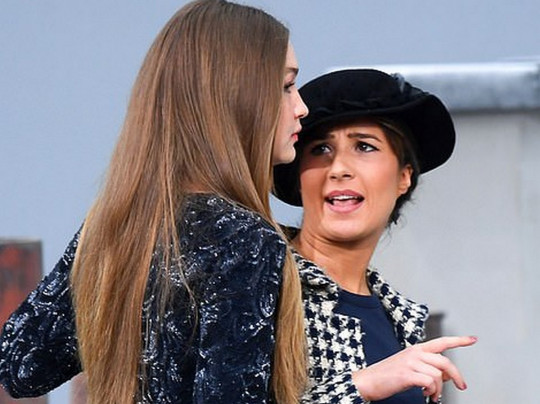 Парижская комедиантка выскочила на подиум в финале показа Chanel