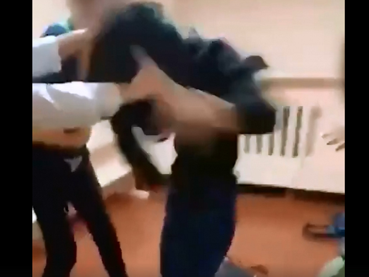 Сучки снимают как студент жестоко унижает их подругу в общаге