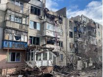 Оккупанты обстреляли Донецкую область: в Покровске разрушен подъезд многоэтажки, два человека ранены