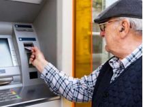 Пенсионер возле банкомата
