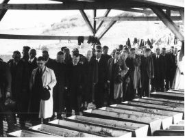 очередь немецких бургомистров, пасторов, учителей, чиновников и местной знати к гробам с останками замученных узников концлагеря