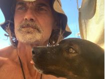 Врятований австралієць Тім Шеддок зі своїм собакою Беллою