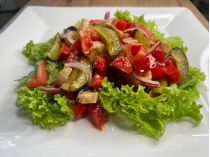 Салат з курячим філе, томатами та сливами