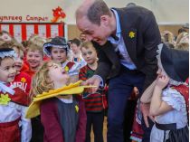 Принц Уильям с детьми в Уэльсе