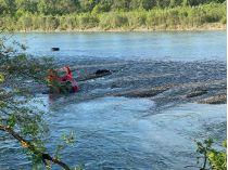 Спасатели в реке Тиса