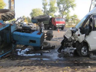 Под Киевом переполненная маршрутка врезалась в трактор: есть пострадавшие (фото) 1