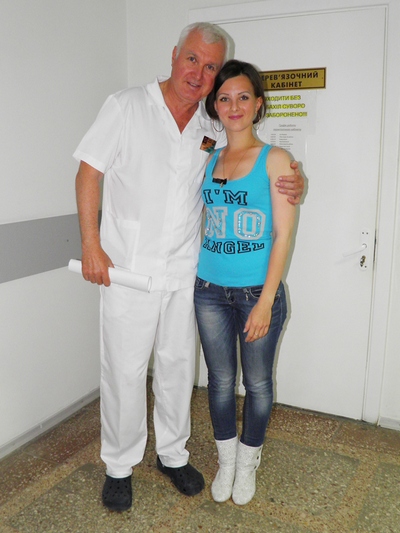 Настя Багмет с доктором Владимиром Березнюком, который провел девушке операцию по вживлению импланта и вернул ей слух
