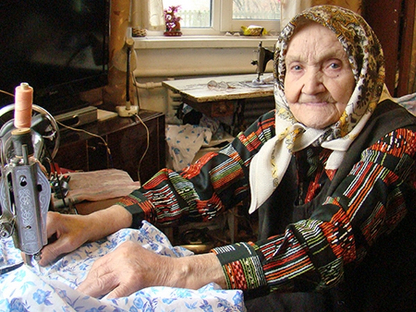 100-летняя Галина Пластовец шьет одежду и раздает прихожанам в церкви