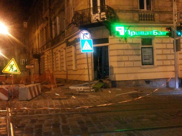 Зинкевич: Во Львове двое в балаклавах подорвали банкомат «Приватбанка»