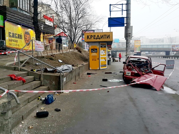 Смертоносная авария в Киеве: Тойота влетела в столб