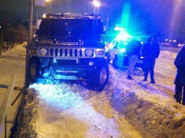 В Ровно девушки-подростки попали в ДТП на угнанном «Hummer»