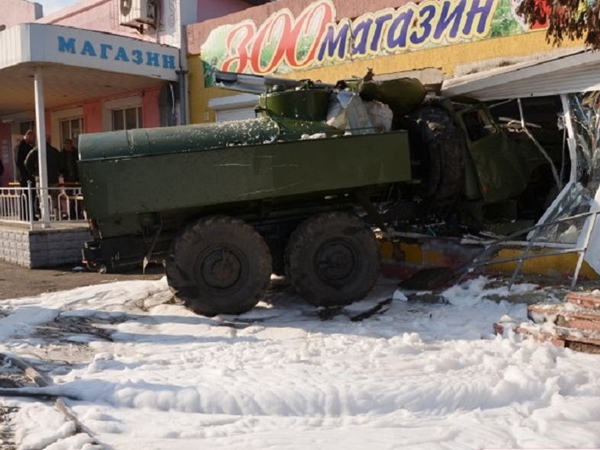 В Николаеве заполненный военный бензовоз протаранил сооружение
