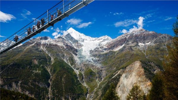В Швейцарии открылся самый длинный подвесной пешеходный мост в мире (фото)