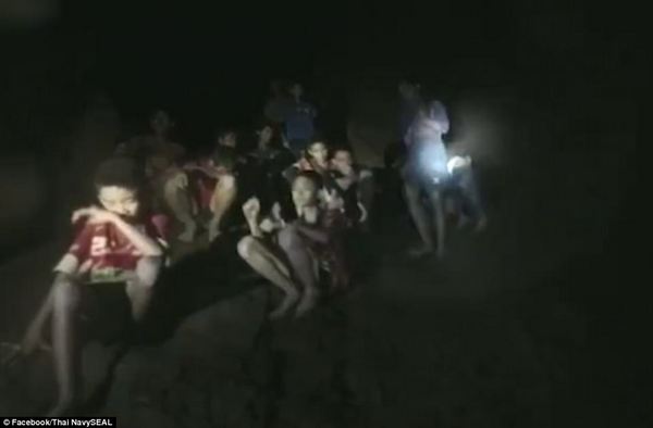 Появилось видео найденных под землей в Таиланде 12 детей и их тренера (видео)