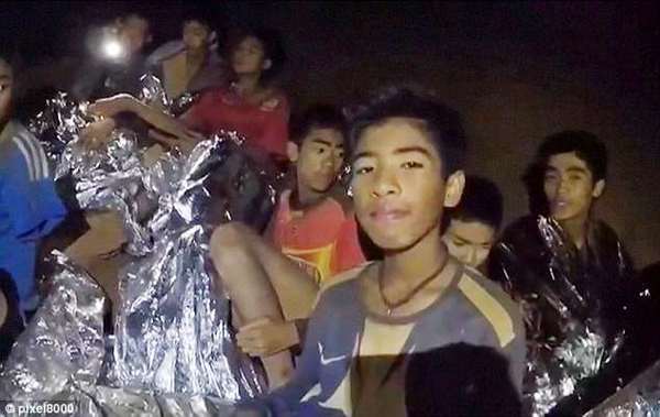 "Женская грудь" спасла юных футболистов, оказавшихся в подземной ловушке в Таиланде