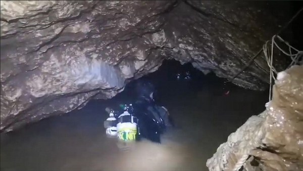 Дети в пещере: у спасателей осталось всего четверо суток