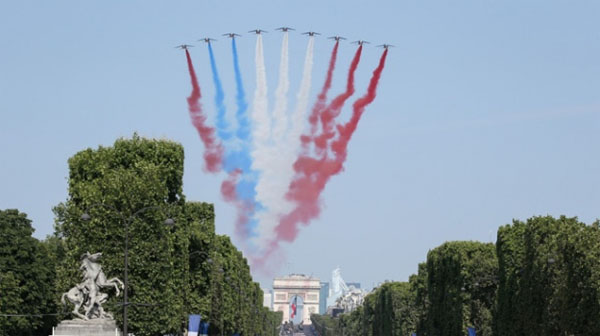 Курьезы военного парада в Париже: ДТП и "неправильный" флаг