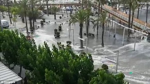 Волна высотой два метра: появилось видео мощного цунами в Испании