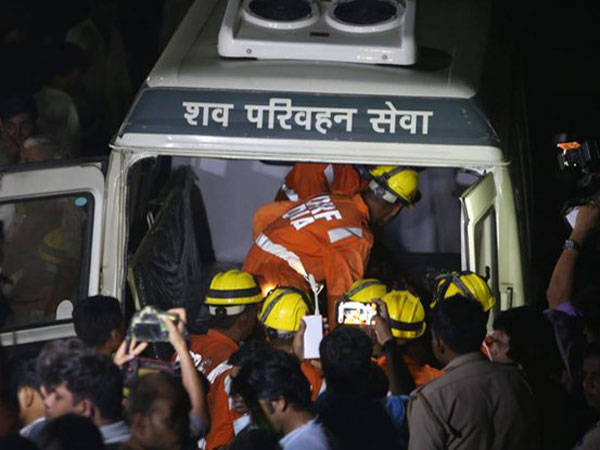 Многоэтажный дом упал на стройплощадку в Индии: под завалами оказались десятки человек